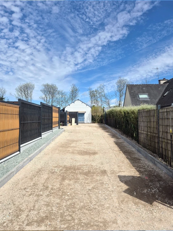 Aménagement Allée d'accès en graviers stabilisés avec bordures béton réalisée chez un particulier par Porée TP, aménagement extérieur en Finistère