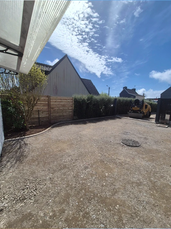 Aménagement Cour gravillonnée avec bordures béton réalisée chez un particulier par Porée TP, aménagement extérieur en Bretagne Sud